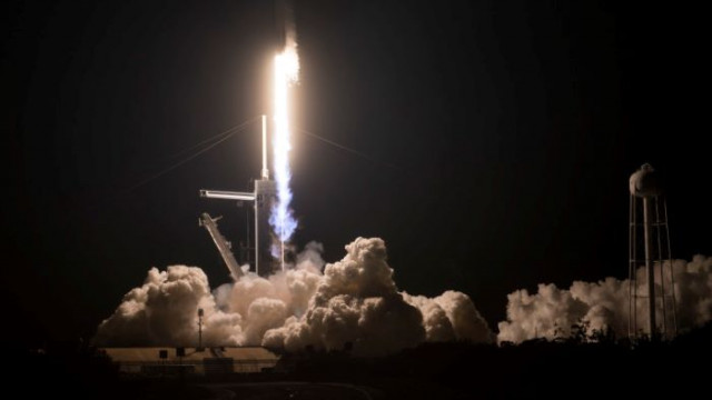 SpaceX изстреля космически кораб с туристи до МКС